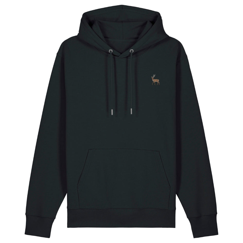 Hirsch Hoodie aus Bio-Baumwolle in Black – Vorderansicht mit gesticktem Hirsch-Motiv