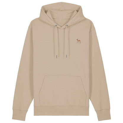 Hirsch Hoodie aus Bio-Baumwolle in Desert Dust – Vorderansicht mit gesticktem Hirsch-Motiv