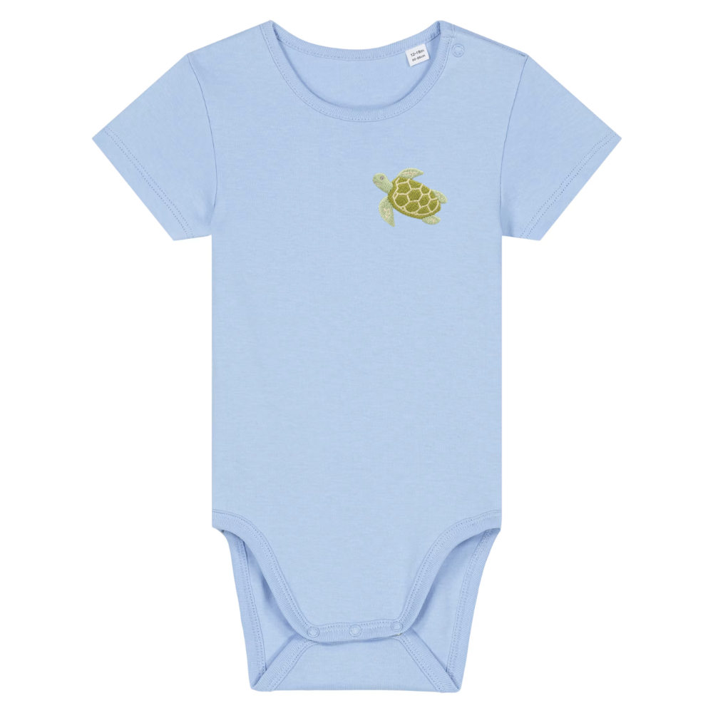 Heytoki Baby-Body aus Bio-Baumwolle in Blue Soul (Hellblau) mit gesticktem Schildkrötenmotiv