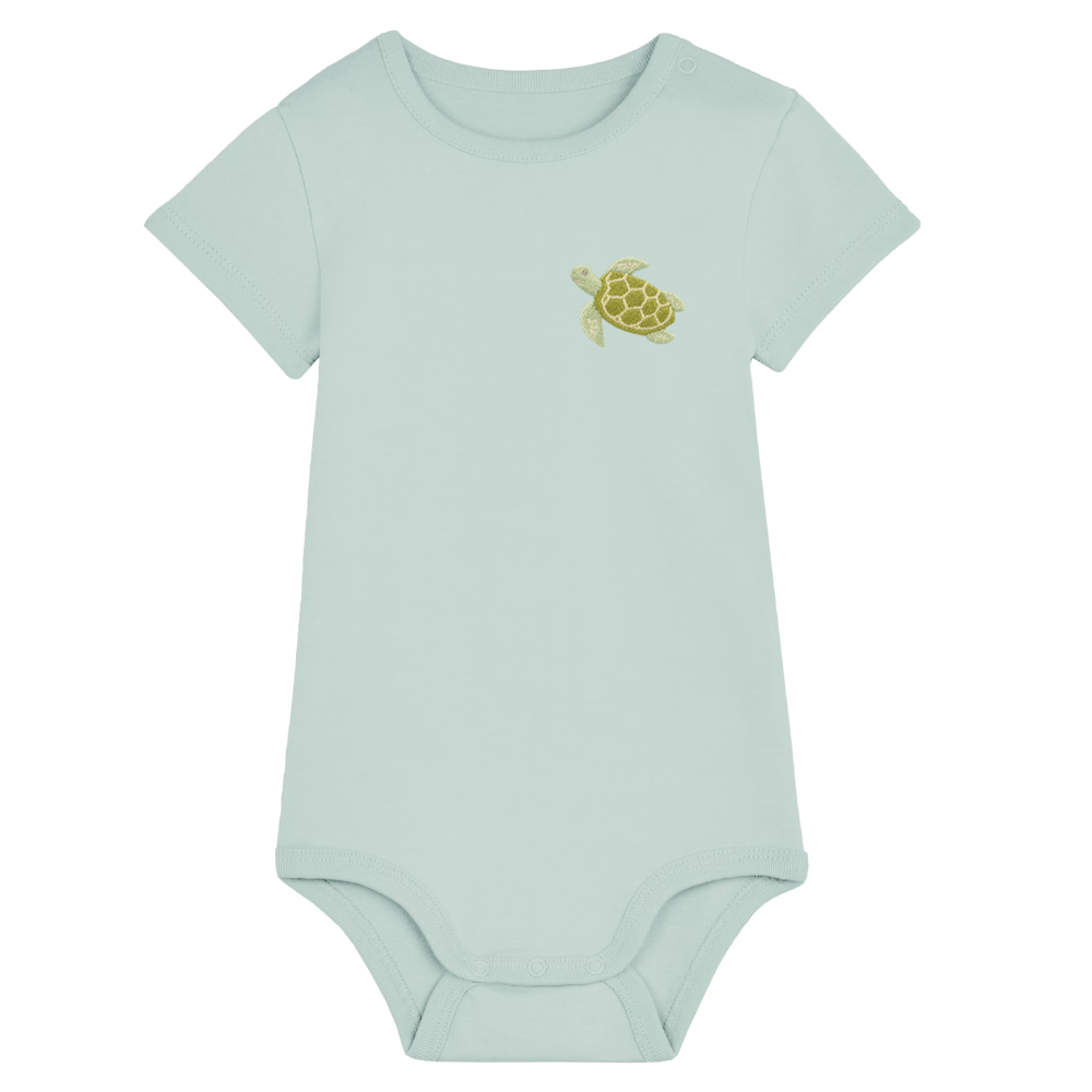 Heytoki Baby-Body aus Bio-Baumwolle in Caribbean Blue mit gesticktem Schildkrötenmotiv