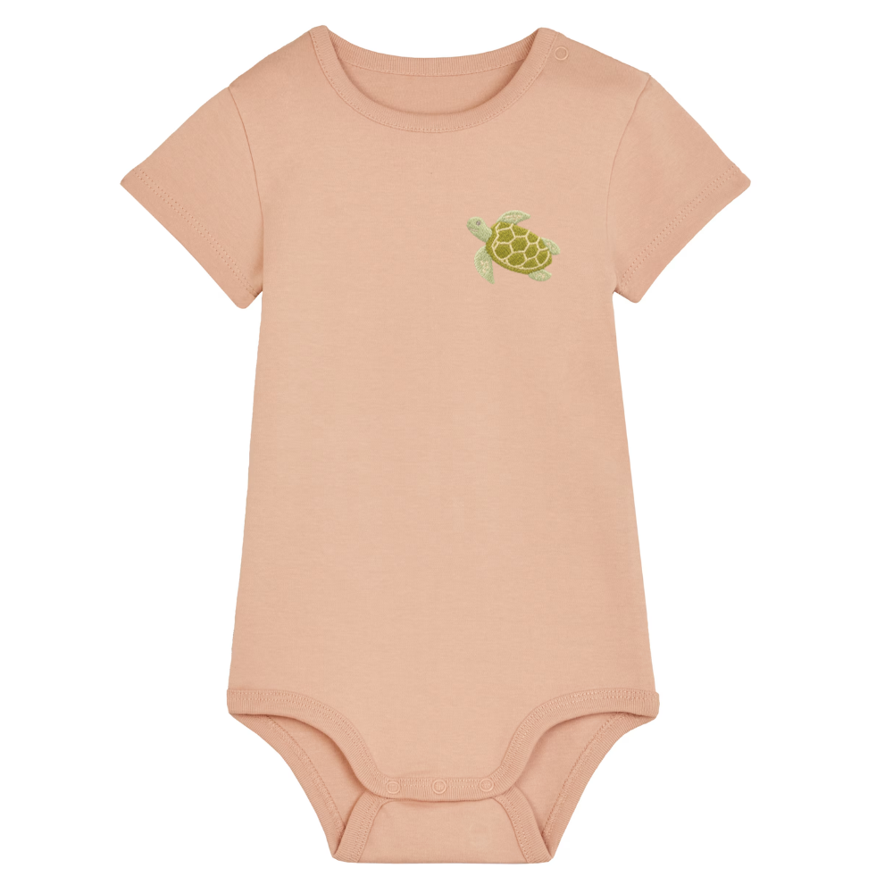 Heytoki Baby-Body aus Bio-Baumwolle in Fraiche Peche (Pfirsich) mit gesticktem Schildkrötenmotiv