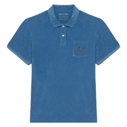 Blaues Frottee Poloshirt für Herren aus Bio Baumwolle mit gesticktem Dackel Herrmann auf der Brust.