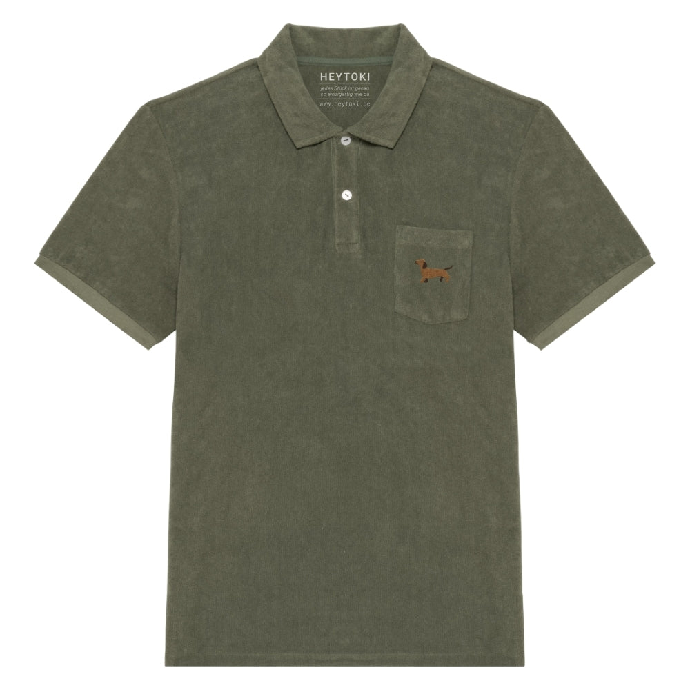 Braunes Frottee Poloshirt für Herren aus Bio Baumwolle mit gesticktem Dackel Herrmann auf der Brust.
