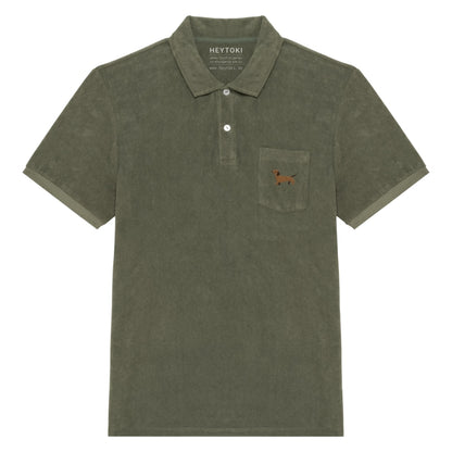 Braunes Frottee Poloshirt für Herren aus Bio Baumwolle mit gesticktem Dackel Herrmann auf der Brust.