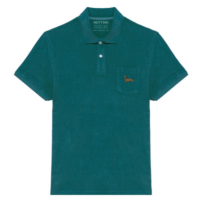Grünes Frottee Poloshirt für Herren aus Bio Baumwolle mit gesticktem Dackel Herrmann auf der Brust.
