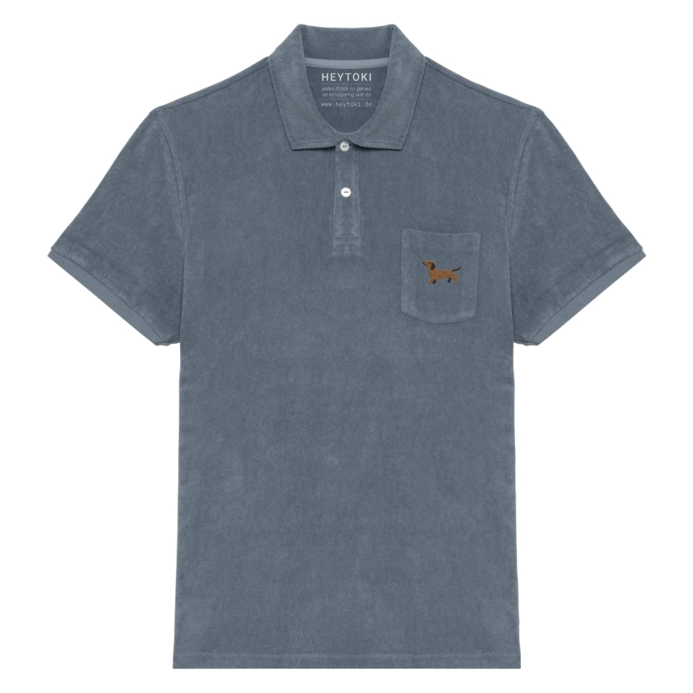 Graues Frottee Poloshirt für Herren aus Bio Baumwolle mit gesticktem Dackel Herrmann auf der Brust.