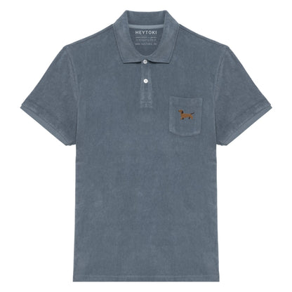 Graues Frottee Poloshirt für Herren aus Bio Baumwolle mit gesticktem Dackel Herrmann auf der Brust.