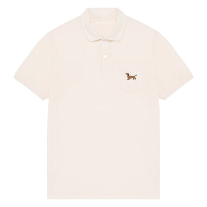 Cremefarbenes Frottee Poloshirt für Herren aus Bio Baumwolle mit gesticktem Dackel Herrmann auf der Brust.