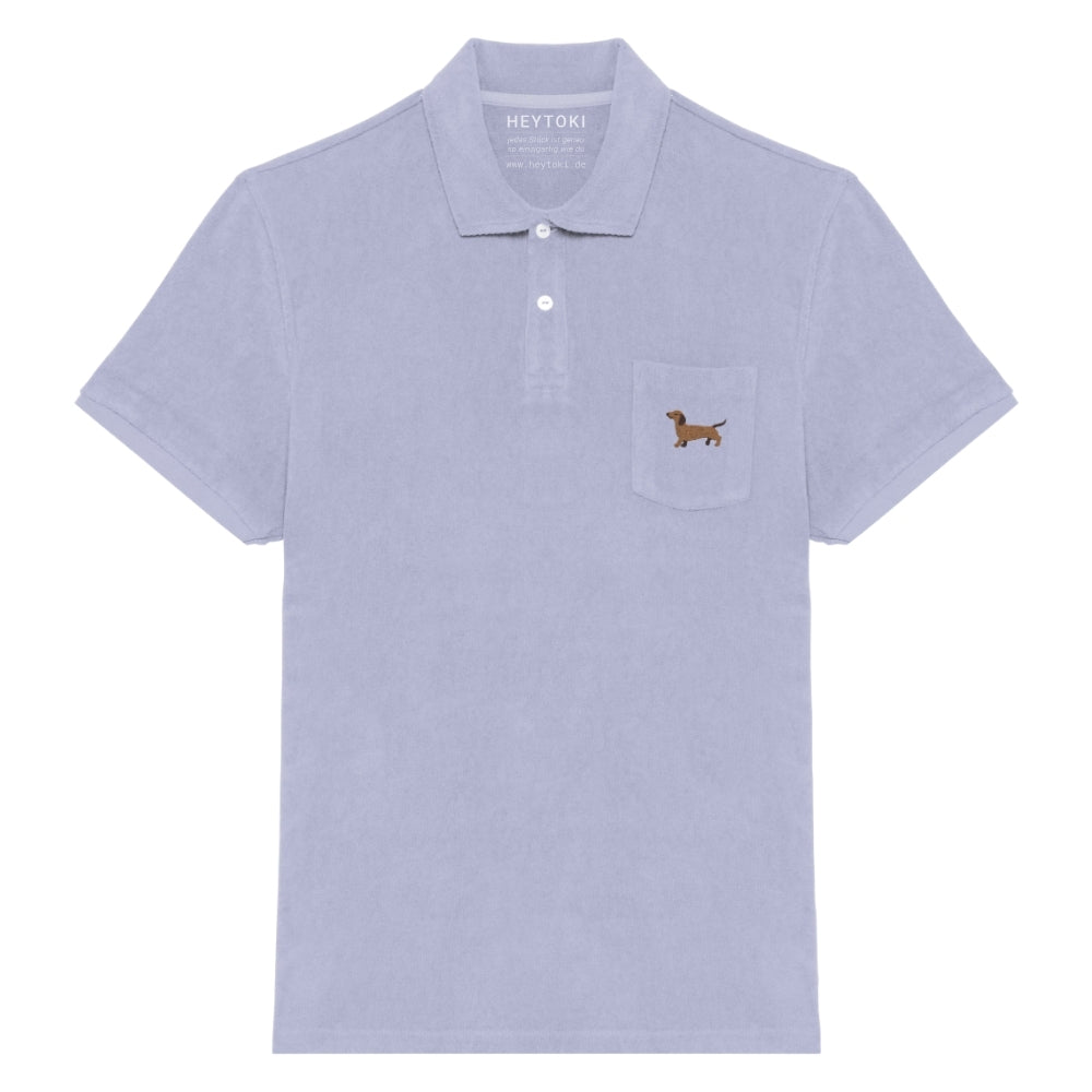 Lavendelfarbenes Frottee Poloshirt für Herren aus Bio Baumwolle mit gesticktem Dackel Herrmann auf der Brust.
