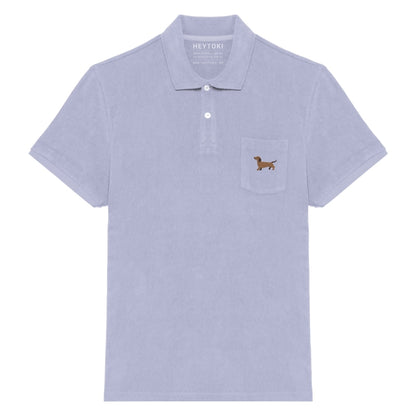 Lavendelfarbenes Frottee Poloshirt für Herren aus Bio Baumwolle mit gesticktem Dackel Herrmann auf der Brust.