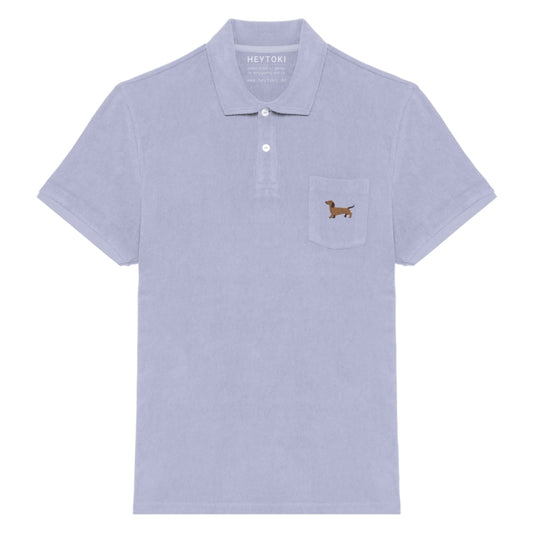 Lavendelfarbenes Frottee Poloshirt für Herren aus Bio Baumwolle mit gesticktem Dackel Herrmann auf der Brust.