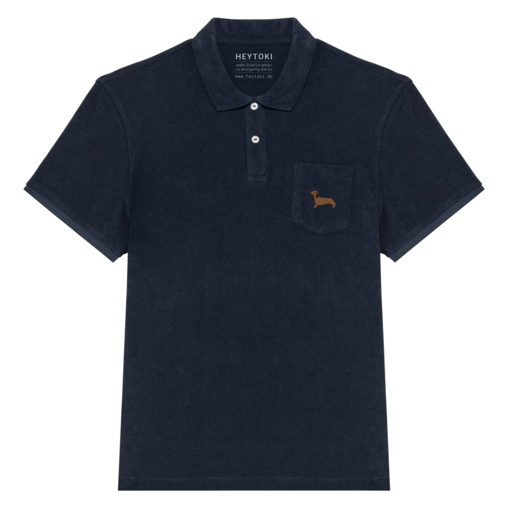 Dunkelblaues Frottee Poloshirt für Herren aus Bio Baumwolle mit gesticktem Dackel Herrmann auf der Brust.