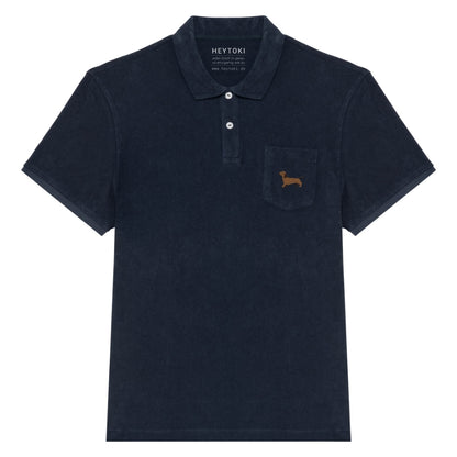 Dunkelblaues Frottee Poloshirt für Herren aus Bio Baumwolle mit gesticktem Dackel Herrmann auf der Brust.