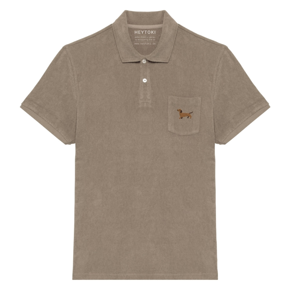 Hellbraunes Frottee Poloshirt für Herren aus Bio Baumwolle mit gesticktem Dackel Herrmann auf der Brust.