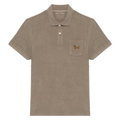 Hellbraunes Frottee Poloshirt für Herren aus Bio Baumwolle mit gesticktem Dackel Herrmann auf der Brust.