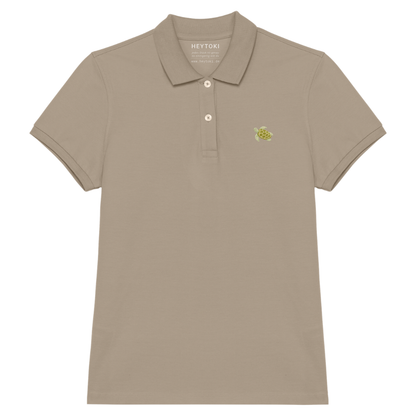 Heytoki Damen-Poloshirt aus Bio-Baumwolle in Wet Sand (Beige) mit gesticktem Schildkrötenmotiv