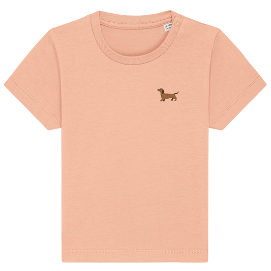 Heytoki Baby-T-Shirt aus Bio-Baumwolle in Fraiche Peche (Pfirsich) mit gesticktem Dackelmotiv