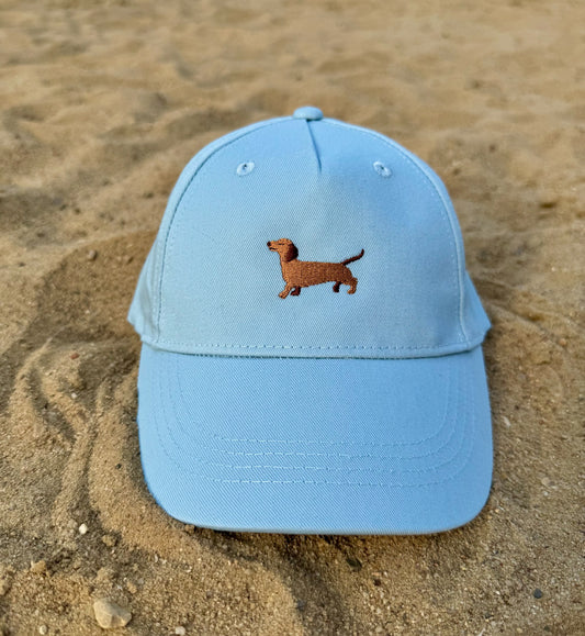 Kinder Cap mit Dackel Stick in hellblau von vorne