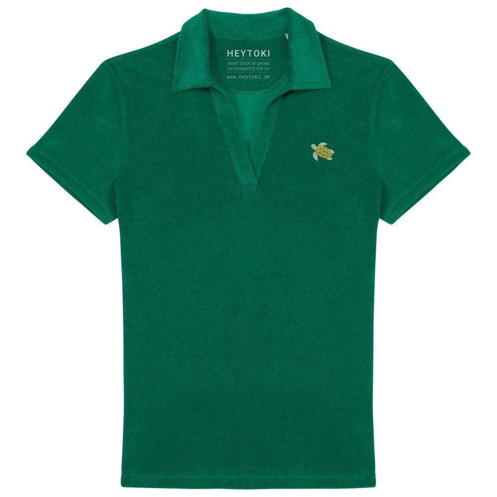 Grünes Frottee Poloshirt für Damen aus Bio Baumwolle mit gestickter Schildkröte Nacho auf der Brust.