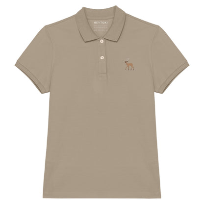 Damen Poloshirt aus Bio Baumwolle in Sand mit gesticktem Hirsch, Vorderansicht