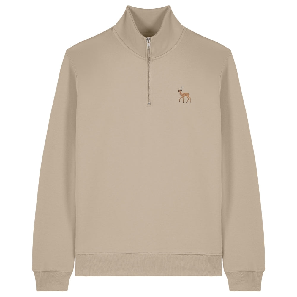 Hirsch Quarter Zip Hoodie aus Bio-Baumwolle in Desert Dust mit gesticktem Eckhard, Vorderansicht