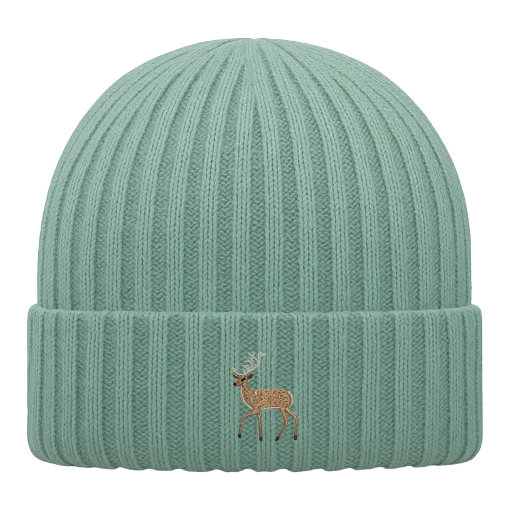 Kids Hirsch Beanie aus Bio-Baumwolle in Dusty Green mit gesticktem Eckhard, Vorderansicht