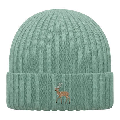 Kids Hirsch Beanie aus Bio-Baumwolle in Dusty Green mit gesticktem Eckhard, Vorderansicht