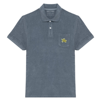 Anthrazitfarbenes Frottee Poloshirt für Herren aus Bio Baumwolle mit gestickter Schildkröte Nacho auf der Brust.