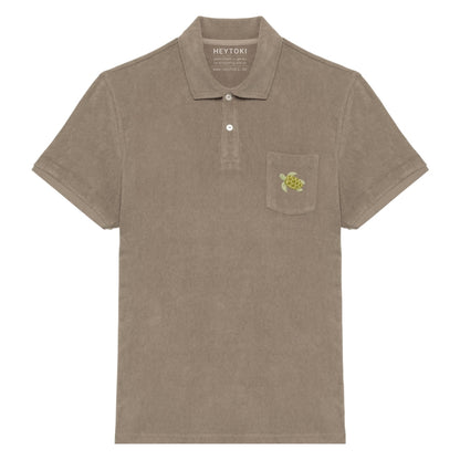 Kaffeebraunes Frottee Poloshirt für Herren aus Bio Baumwolle mit gestickter Schildkröte Nacho auf der Brust.