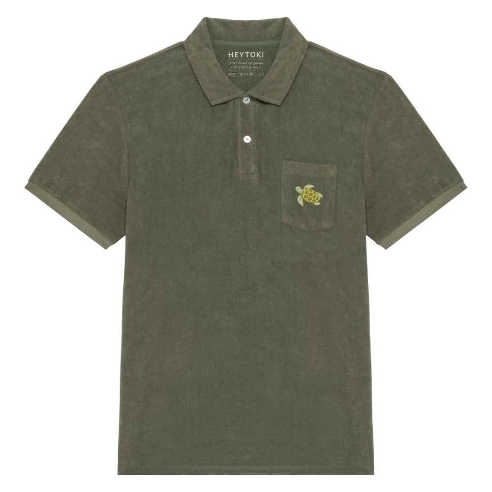 Olivgrünes Frottee Poloshirt für Herren aus Bio Baumwolle mit gestickter Schildkröte Nacho auf der Brust.