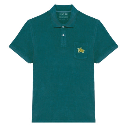 Grünes Frottee Poloshirt für Herren aus Bio Baumwolle mit gestickter Schildkröte Nacho auf der Brust.