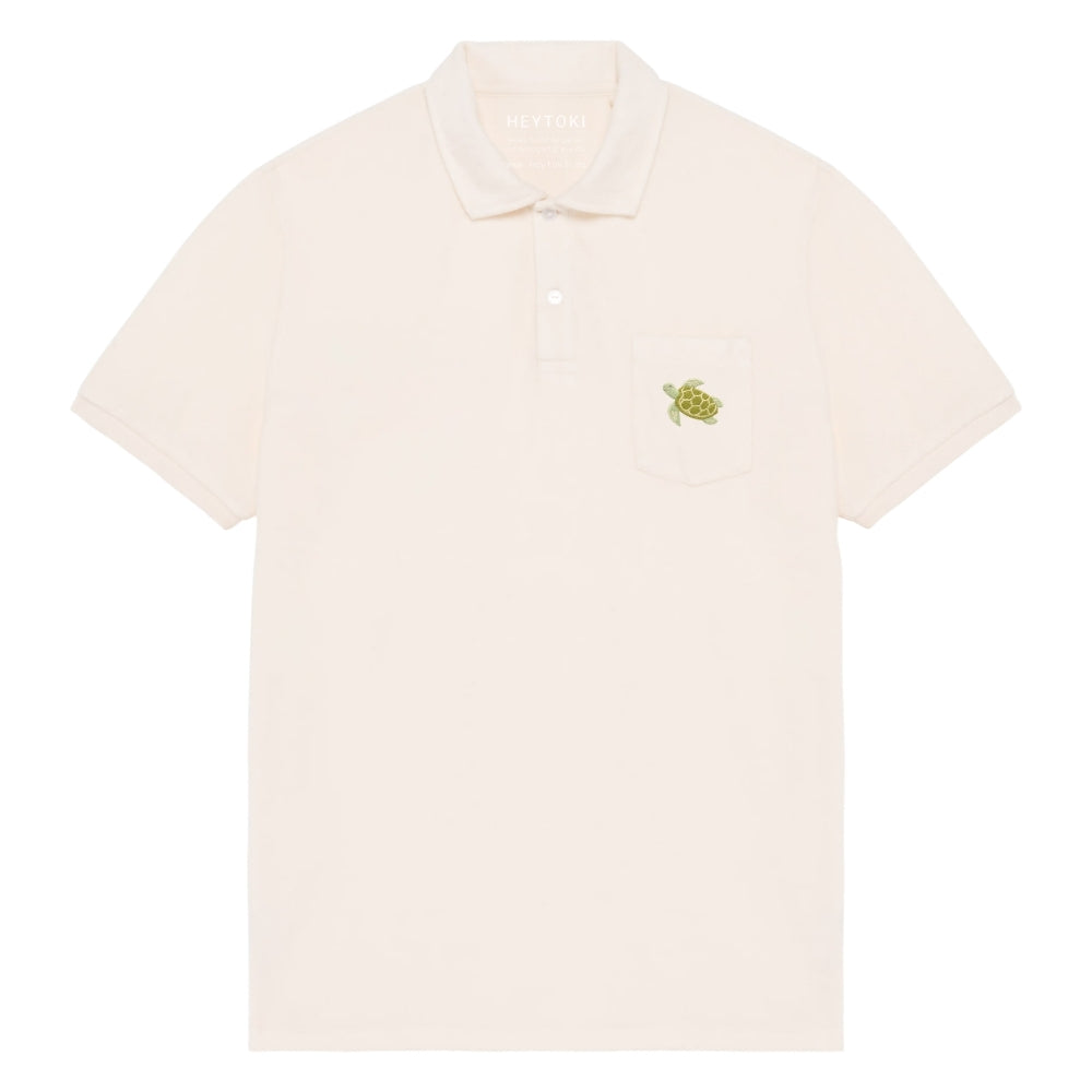 Elfenbeinfarbenes Frottee Poloshirt für Herren aus Bio Baumwolle mit gestickter Schildkröte Nacho auf der Brust.