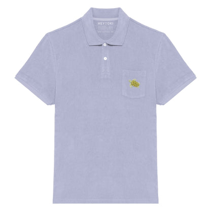 Lavendelfarbenes Frottee Poloshirt für Herren aus Bio Baumwolle mit gestickter Schildkröte Nacho auf der Brust.
