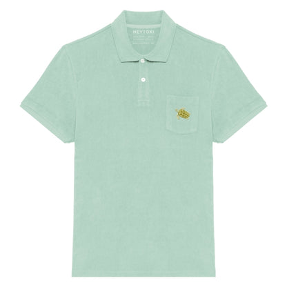 Mintfarbenes Frottee Poloshirt für Herren aus Bio Baumwolle mit gestickter Schildkröte Nacho auf der Brust.
